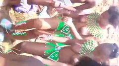 Menina africana tira uma selfie com suas amigas peitudas em topless