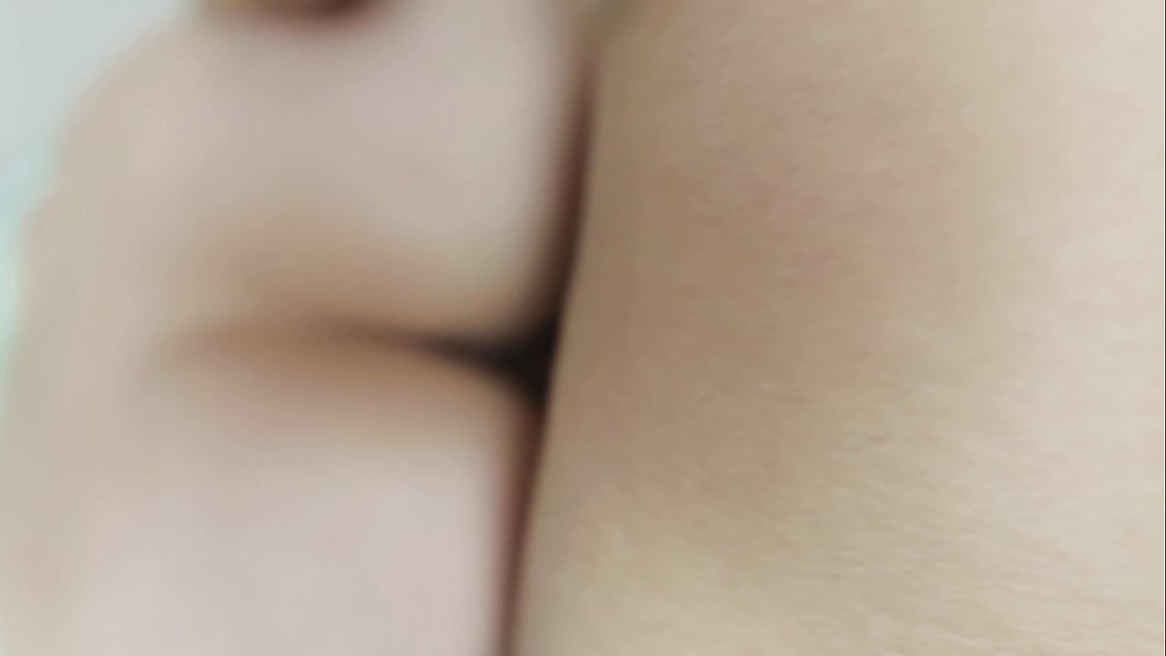 Indisches mädchen mit einem prallen arsch, von einer masseuse gefickt, weil sie zu sexy ist, in einem transparenten satinkleid