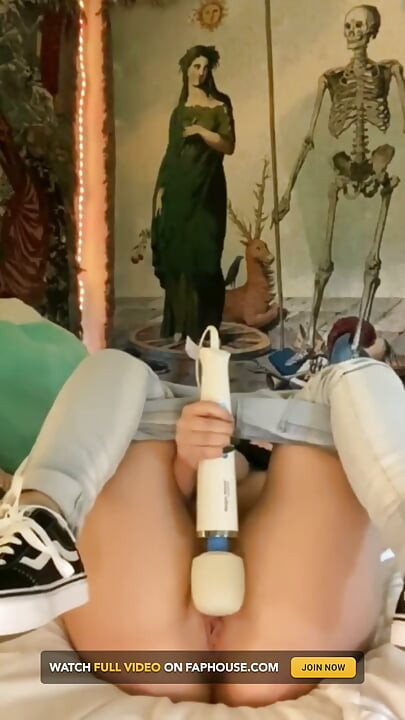 Cewek ini lagi asik muasin memeknya pakai vibrator sampai orgasme intens