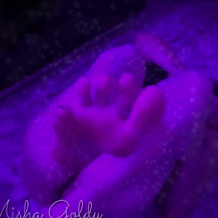 Tüketilen şey sen olduğun şey, ben gece gündüz büyüleyici zihninin içinden geçerken, ayaklarım senin tek düşüncen. Sahip olduğum böyle bir gücüm var
