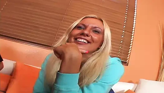 Frische muschi luci diamond, eine blonde schlampe, bekommt ihre muschi gefickt