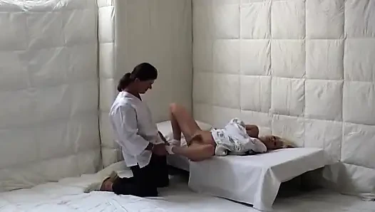 Geiler MILF-Doktor fistet blonde patientin wild