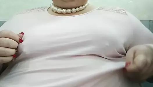 Natalya, femme mature ukrainienne, montre ses seins au travail