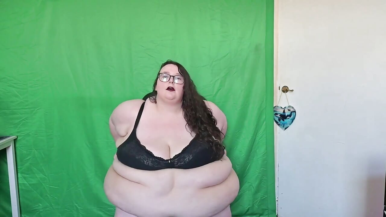 Sexy Goddess SSBBW Strip and Shake