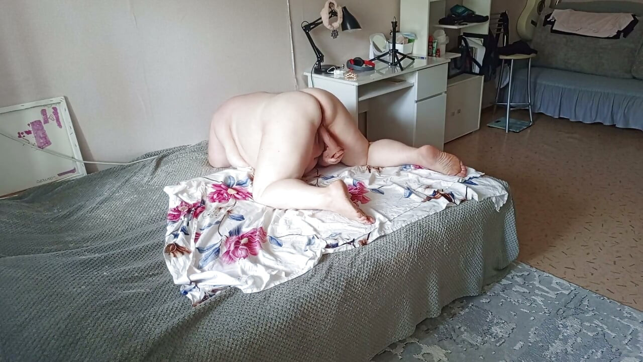 Une voisine au gros cul rond masturbe sa chatte charnue avec des jouets sexuels
