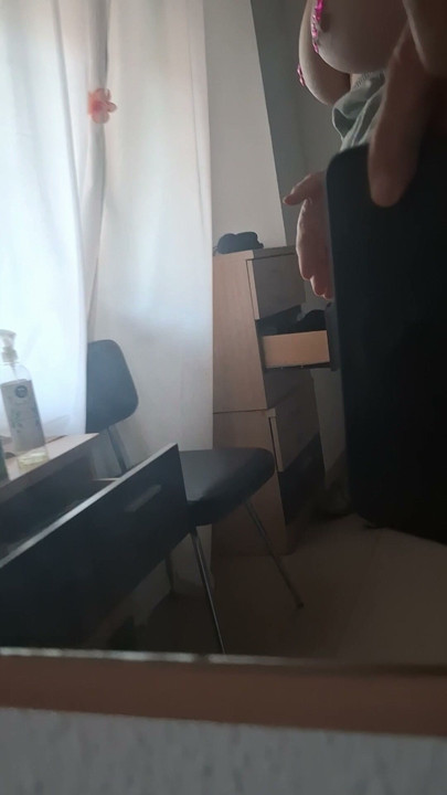 Milfy viser sin krop og masgurberer