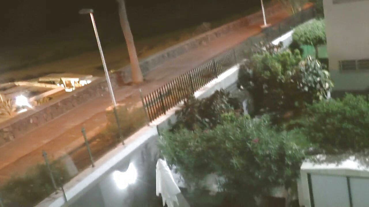 Swemature in Playa del Ingles, fickt draußen auf dem Hotelbalkon nach dem Besuch von Swingerclubs, fickt, fickt mit Dildo, spritzende Orgasmen hintereinander