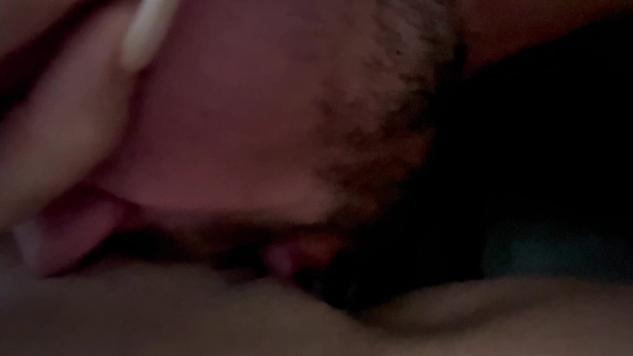 O iau razna când mă linge