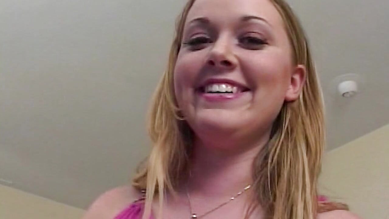 Blonde Schönheit genießt intensiven Blowjob