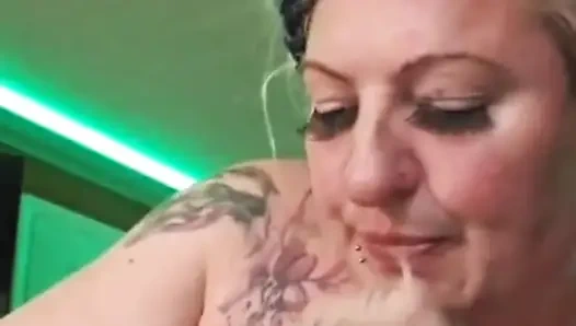 Шлюховатая свингерша сосет хуй в клубе