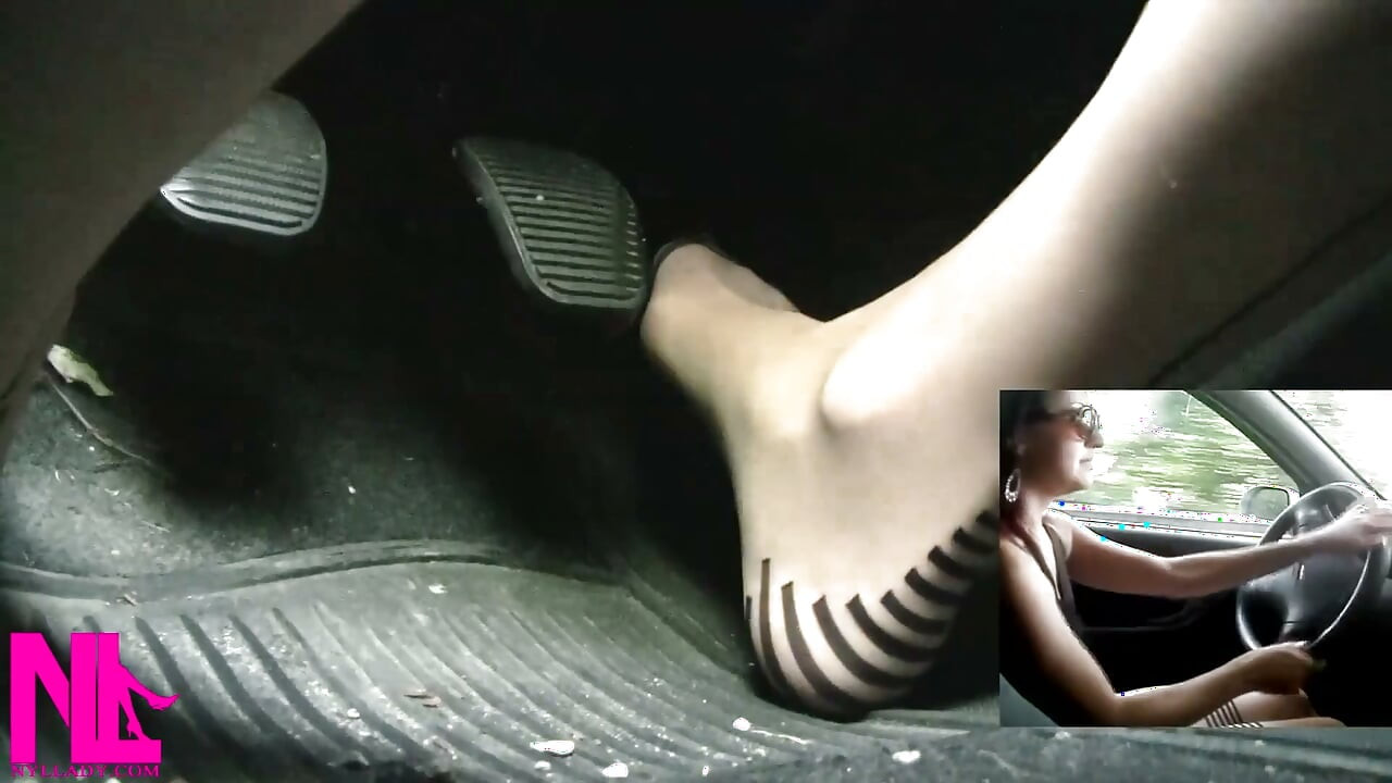 Sensueel rijden en pedaal pompen in een fancy charmante naadpanty