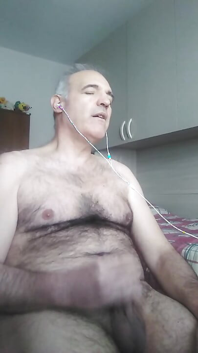 Padrastro extremadamente cachondo y blasfemo quiere montar a su hijastro Carlo