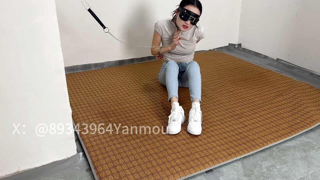 Encarcelar a la chica en jeans ajustados