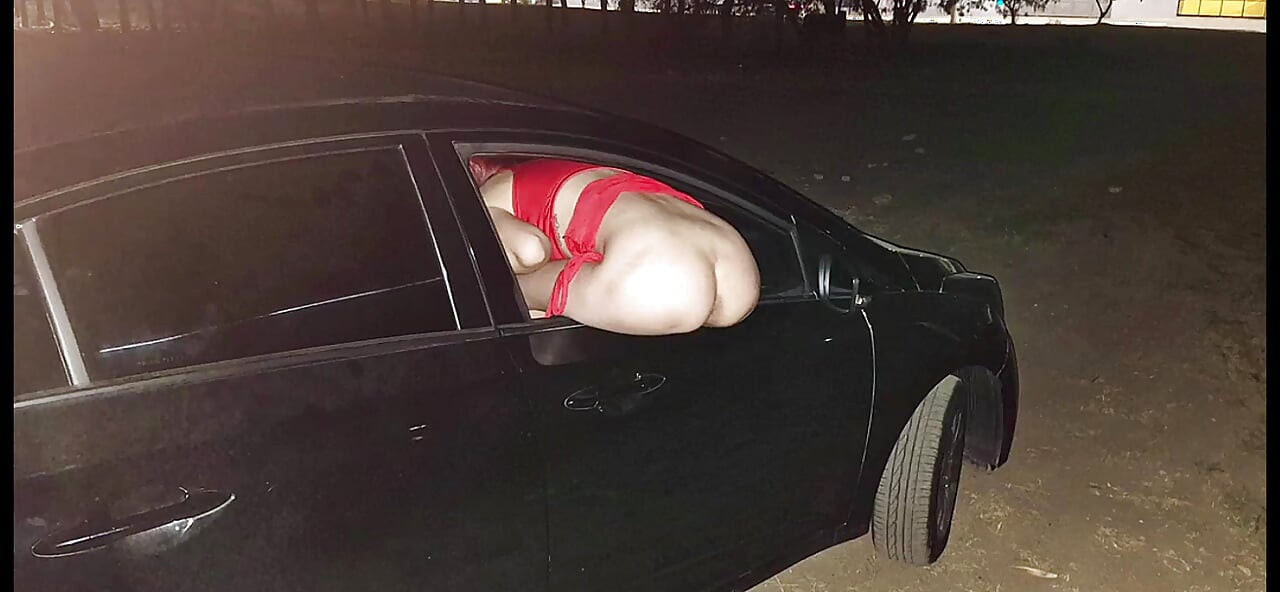 Cuckold Leaves Wife with Her Butt Exposed at the Car Window to Strangers in Public!