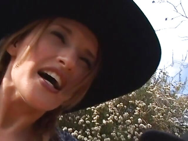 Cowgirls neuken vervelende cowboy buitenshuis