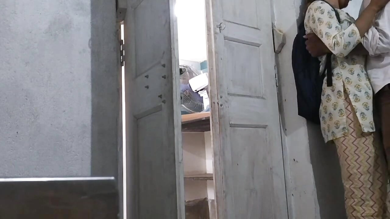 Fata indiancă și iubitul ei încep să-și facă o marcă tăcută într-o clasă