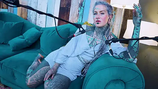 F hakkında konuşuyorum - korku - asmr podcast sfw konuşuyor gotik sıska kız dreadlocks dövmeli model dövmeli kız