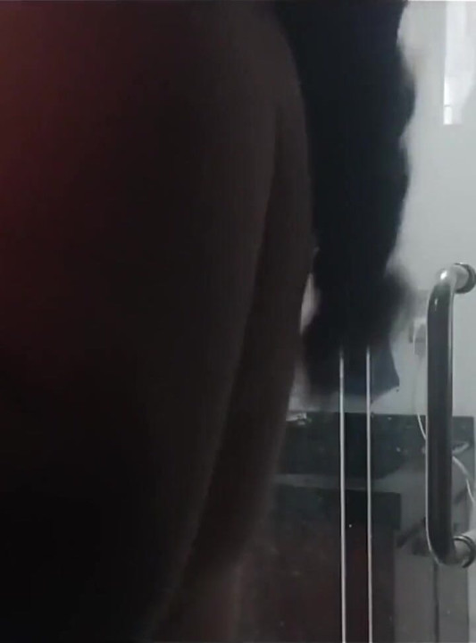 シャワー中のぽっちゃり妻