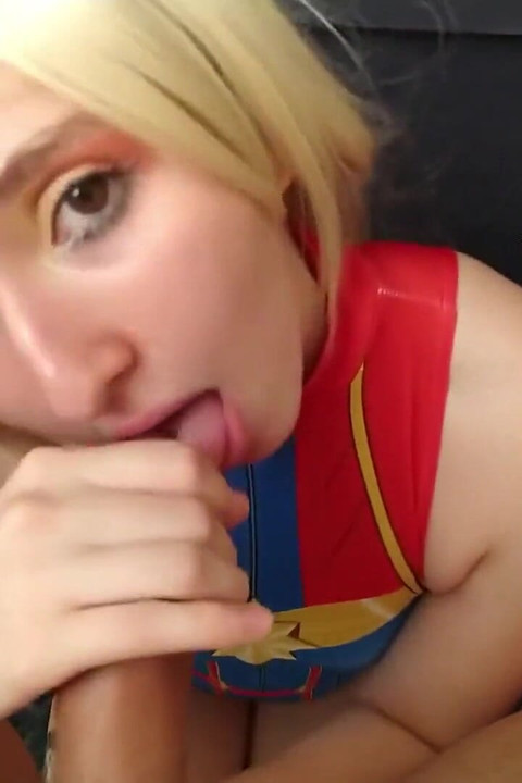 Captain Marvel amateur suce incroyablement la bite et finit en éjaculation dans sa chatte étroite
