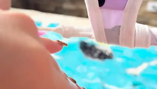 Красивая девушка мастурбирует