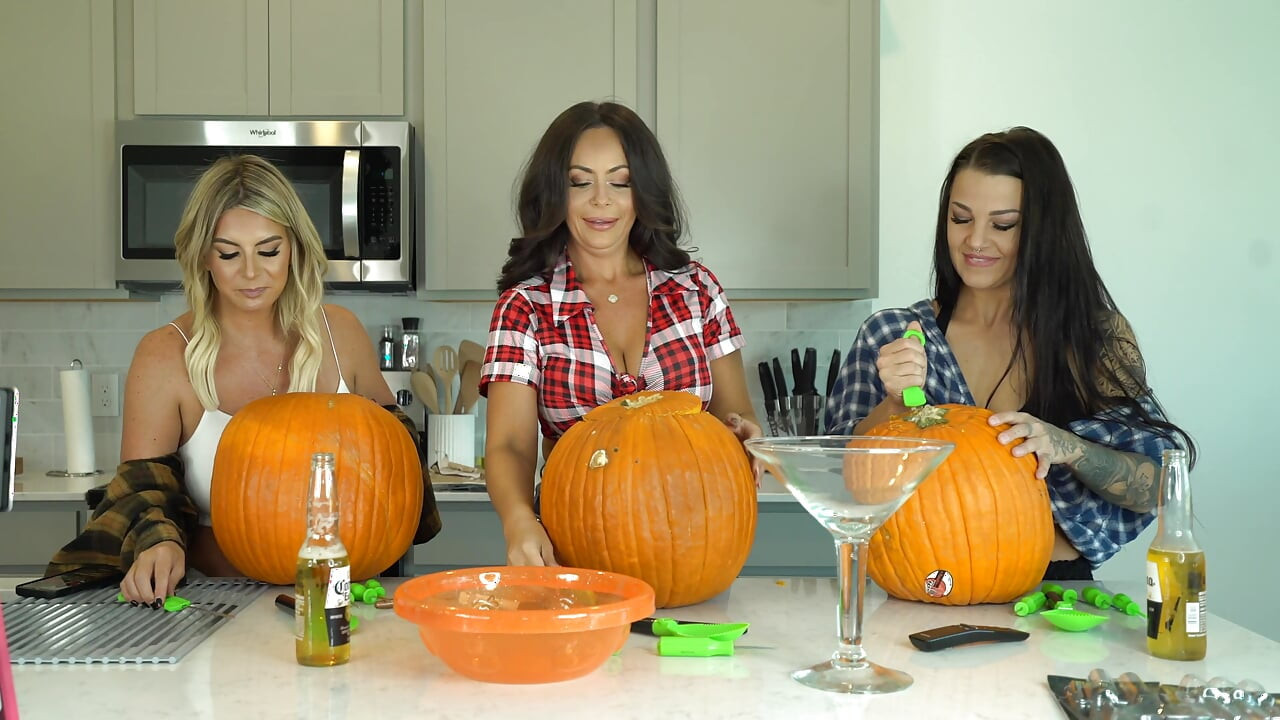 Kiki Mariah_970 Evelin Carve Pumpkins Nude Photoshoot After