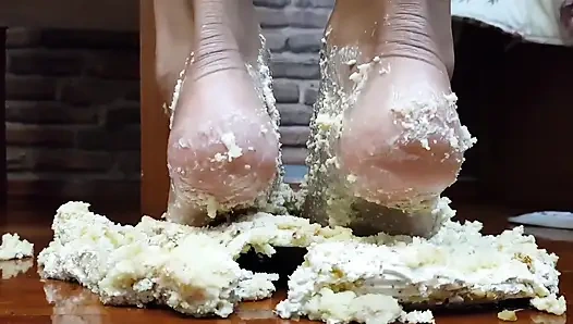 Eat that cake from my amazing feets bitch by top model Taina Almeida