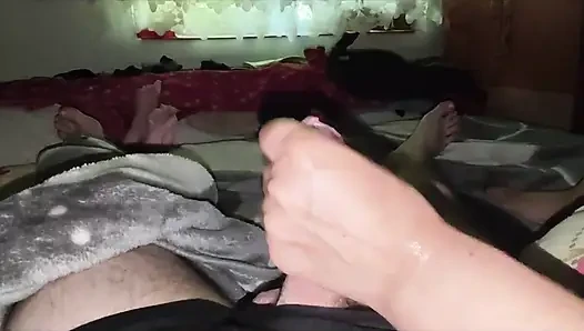 Schmutziger handjob! Ich liebe es, mit seinem schwanz zu spielen. POV-dominanz