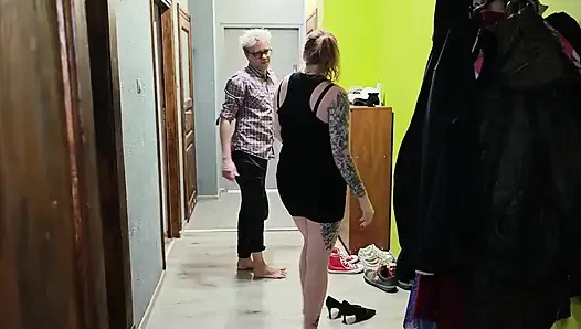 Романтическая замужняя пара возвращается из театра и начинает наслаждаться друг другом. Они целуются, лижут киску и занимаются сексом