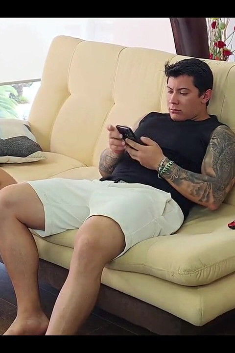 豊満なミルフが義理の息子のセックスを見ながら自慰をする。結局、彼女は彼とセックスすることになる!