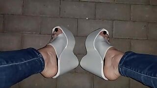 Crossdresser con hermosos pies en tacones altos muy sexys