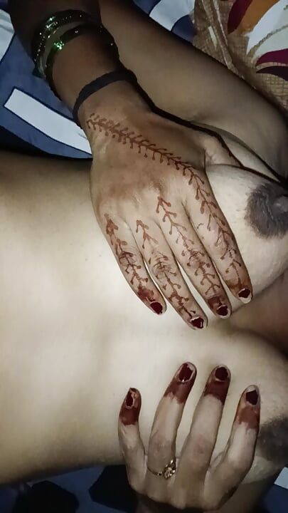 Meine heiße sexy Frau Jyoti spielt mit ihrer Muschi und fingert sich in den Arsch