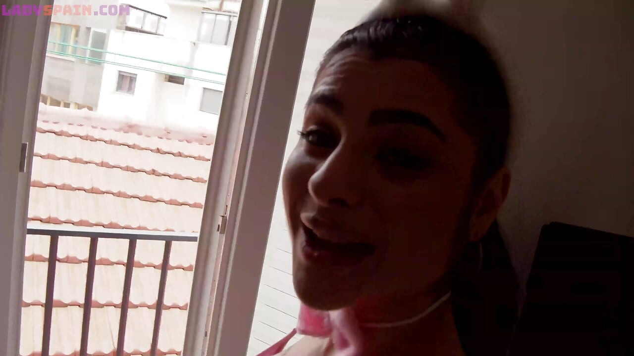 Elle se fait prendre dans la rue Nadja Lapiedra en train de faire des défis ridicules dans la rue. Habillée en lapin, elle cherche du sexe coquin