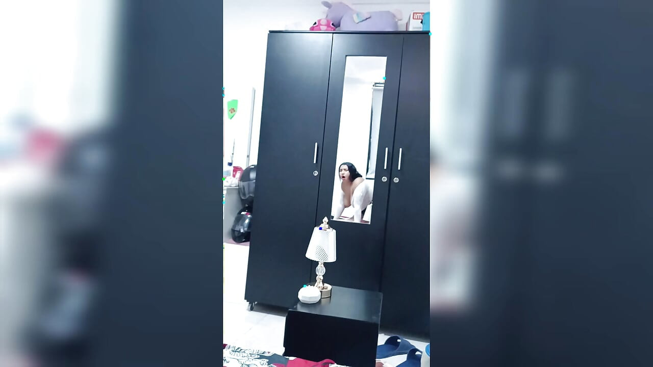 남편이 경비원으로 출근할 때 이웃을 따먹어