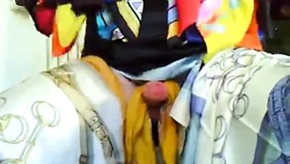 Eşarp oynama ve eşarp üzerinde boşalmak