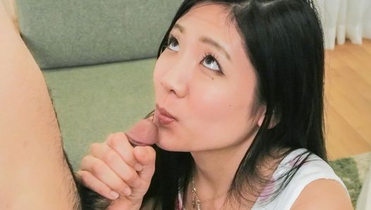 Mio Kuroki кончает отсасывать хуй - больше на slurpjp.com
