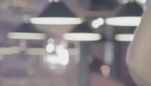 Havuz salonunda götte bir yarak ve ağzında bir yarak