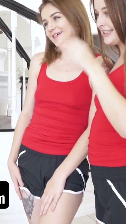 Sislovesme – süsse und freche Stiefschwestern Danni Rivers & Rosalyn Sphinx teilen sich einen glücklichen Hengst | Clip 2