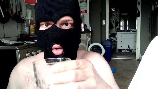 Schwein tinkt Pisse - Pig drinking piss