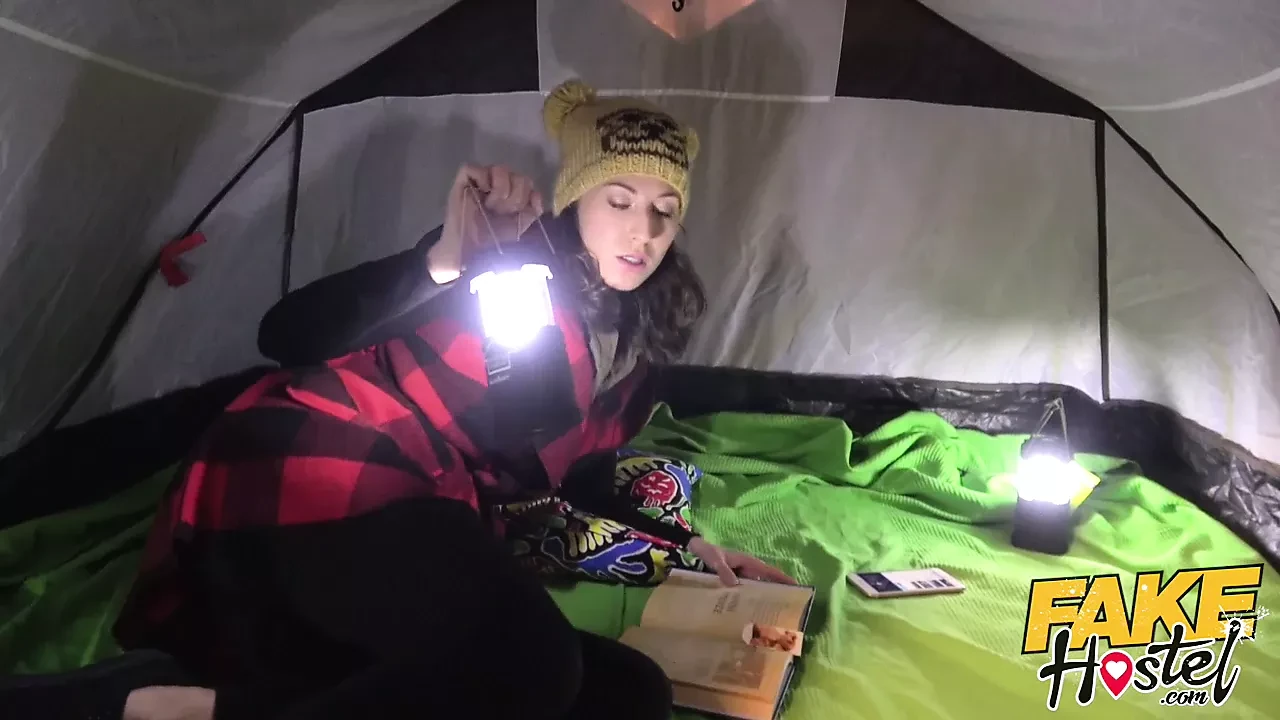 Fake hostel felice giovane camper sedotto da grandi tette lesbiche m