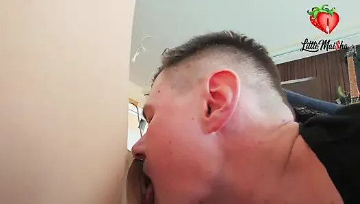 Emo-mädchen gibt zuerst blowjob am strand und dann wird zu hause gefickt