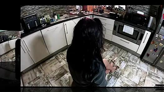 Bornoz orta yaşlı seksi kadın saç kurutuyor ve saçıma boşalarak sakso çekiyor