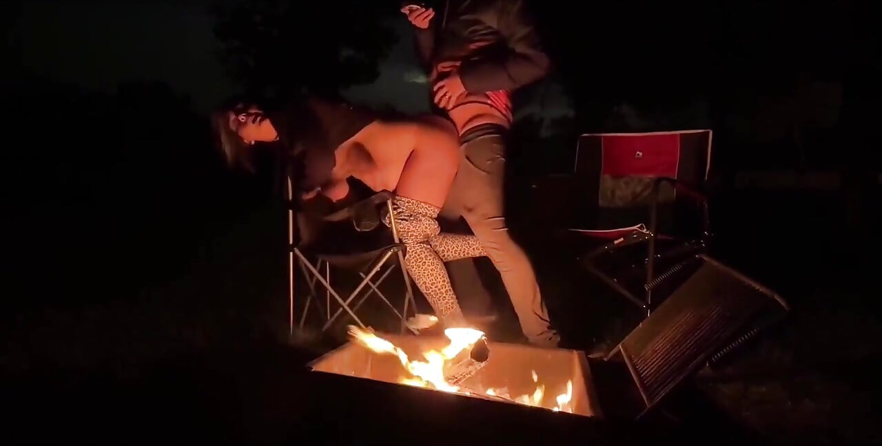 Использую мою киску в лагере! Пытаюсь попасться!