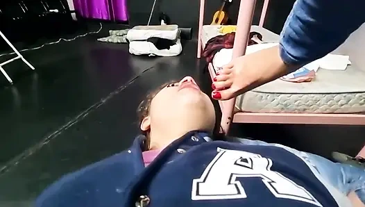 Глубокий экстремальный ступни - студенты ступни глотают бой