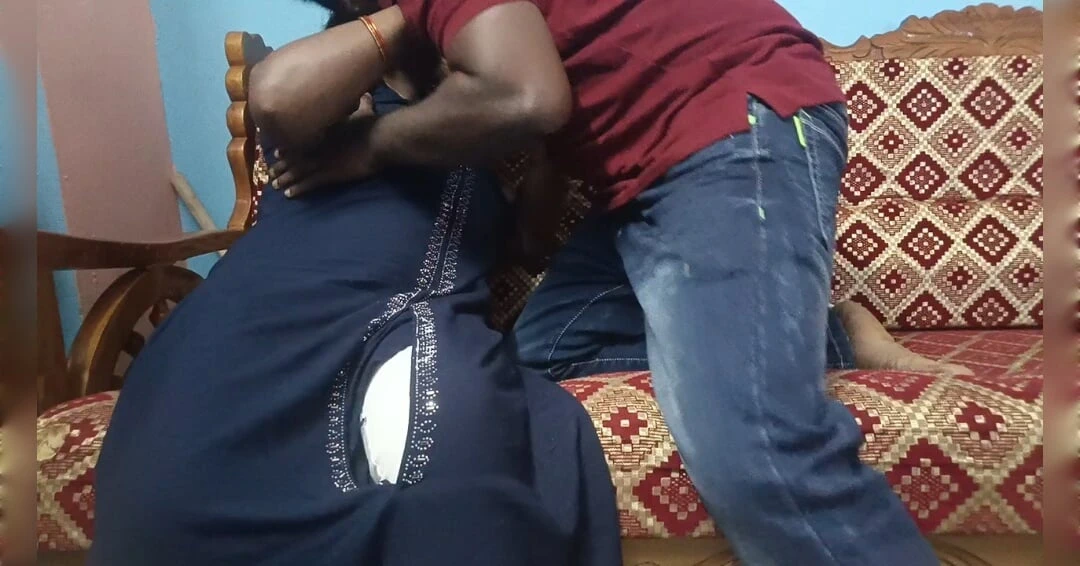 天真的家庭主妇为了偿还丈夫的债务与陌生人发生性关系 - 完整的印地语音频，大声呻吟