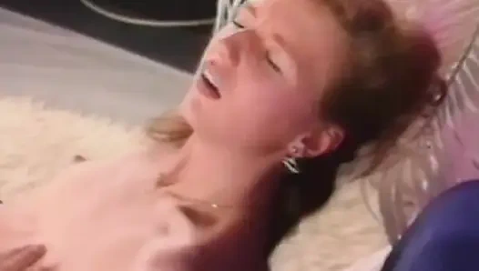 Beyaz çoraplı Fransız bayan biniyor ve yarak emiyor