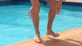 Str8 facet nago i jeleń w hotelowym basenie