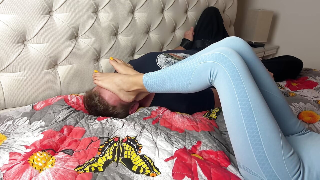 Nožní dominance bondage svázaná s čichajícími nohami