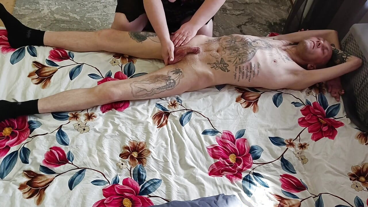 Tchýně dělá masáž těla a honí mi ptáka před stříkáním