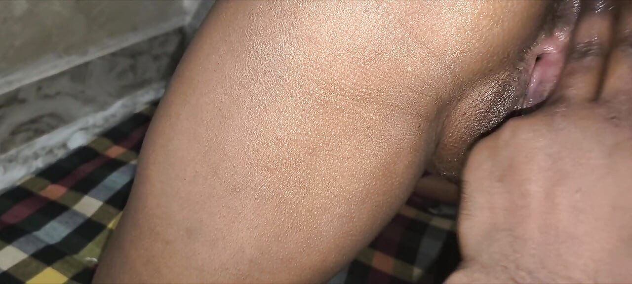 Taniya Sharma 与 Brinjal 和振动器她的丈夫在她的屁股洞里手淫