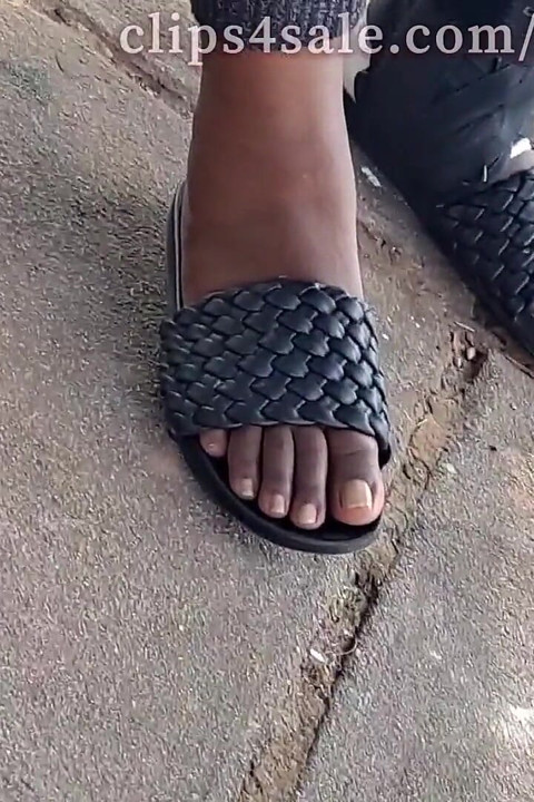 Hot Fudge Tasty Feet Left Foot pakket inn på bussholdeplassen